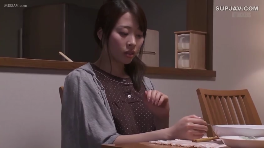 坐姿 · 忧郁 · 半身 · 餐厅 · 居家服 · 用餐 · 餐具