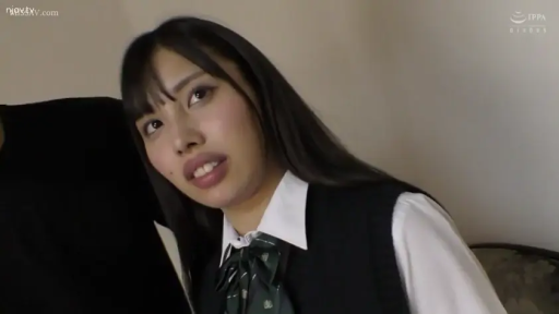 室内 · 坐姿 · 校服 · 脸部特写 · 注视 · 惊讶 · 日本AV