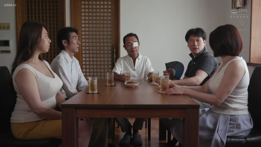 认真 · 深色POLO衫 · 室内客厅 · 折扇 · 中景镜头 · 五人聚会