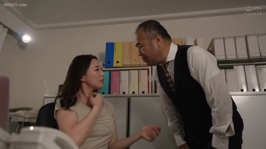 办公室 · フォルダ · 職場環境 · 上司侧脸特写 · 男性身穿白衬衫配黑色西装马甲和领带 · 男性严肃凝视