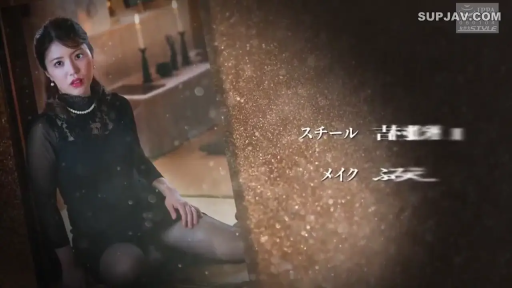 室内 · 坐姿 · 严肃 · 中景 · 看向镜头 · 黑色连衣短裙