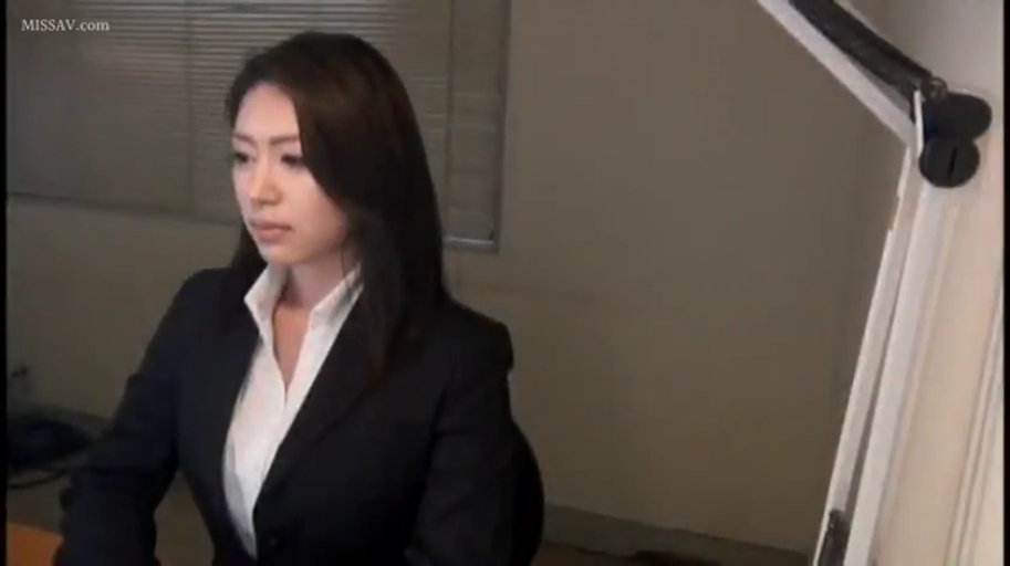 平静 · 办公室 · デスクライト · 深色西装外套 · 顔のクローズアップ