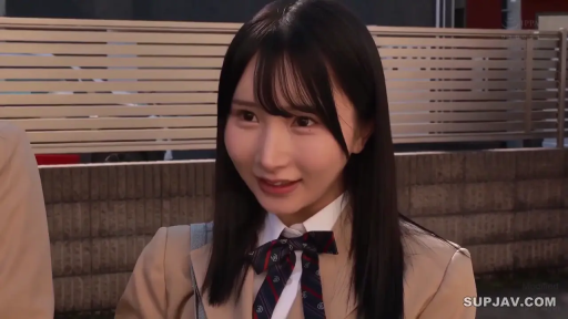 校服 · 甜美 · 站立 · 面部特写 · 交流 · 户外 · 亚洲女性 · 肩包