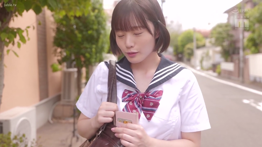 平静 · 面部特写 · 条纹领结 · 室外街道 · 制服领结