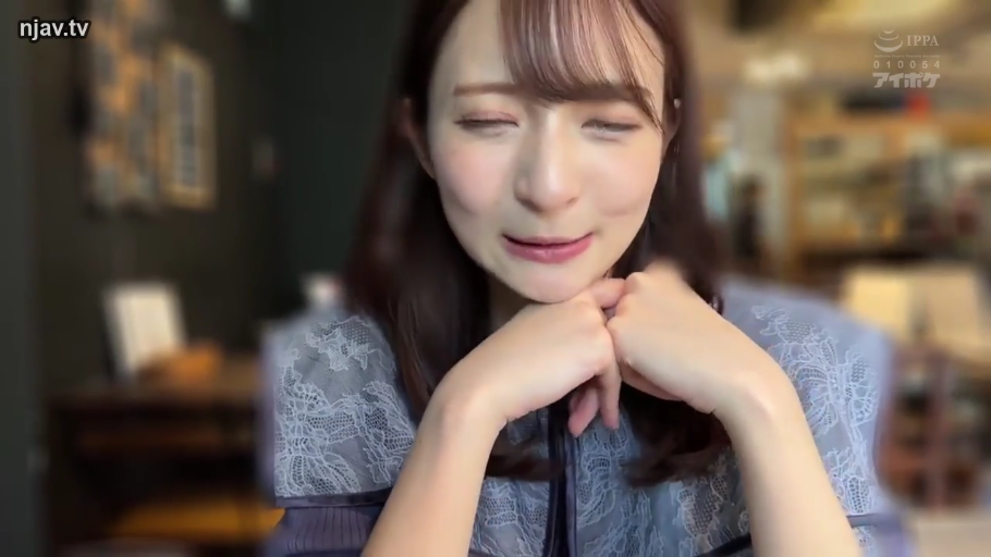 微笑 · 面部特写 · 餐厅 · 交流谈话 · 双手托腮 · 紫色蕾丝透视上衣 · 字幕提示