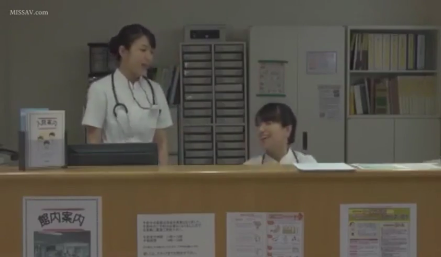 护士站 · 听诊器 · 白色护士服 · 面带微笑
