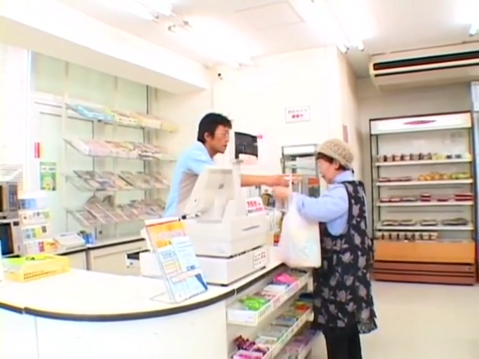 站立 · 平静 · 便利店 · 收银机 · 交易 · 员工制服 · 现实场景