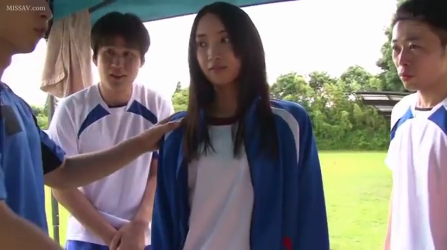 站立 · 多人 · 户外 · 运动服 · 迷茫 · 搭肩