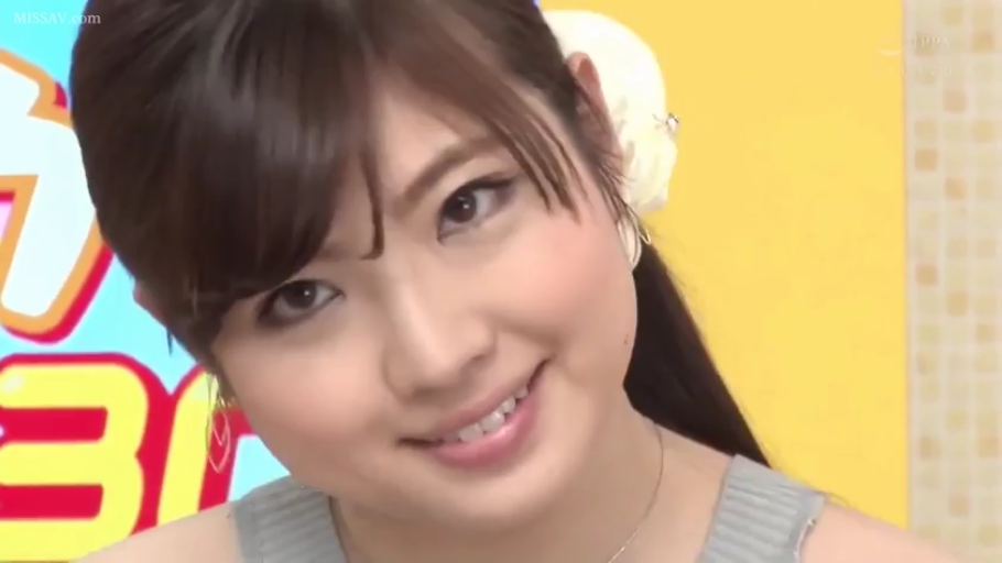 脸部特写 · 甜美 · 对视 · 长发 · 摄影棚 · 灰色针织衫 · 歪头 · 花朵发饰