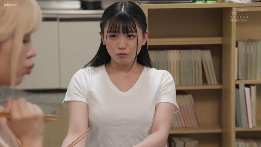 餐厅 · 嘴部微嘟 · 白色V领T恤 · 筷子 · 女性面部特写