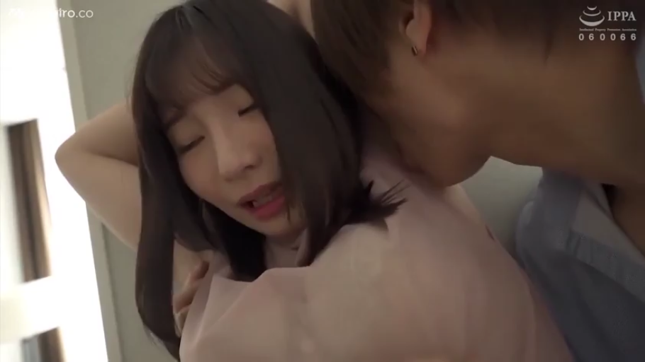 室内 · 销魂 · 面部特写 · 亲吻脖子 · 亚洲面孔 · 粉色薄纱上衣 · 从后面抱住