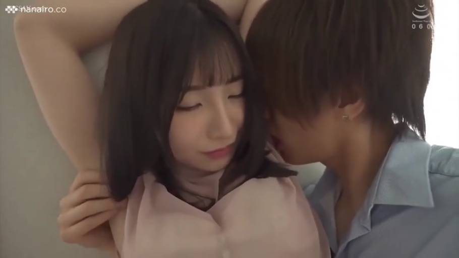 室内 · 陶醉 · 拥抱 · 面部特写 · 粉色无袖衫 · 情侣 · 亲吻颈部