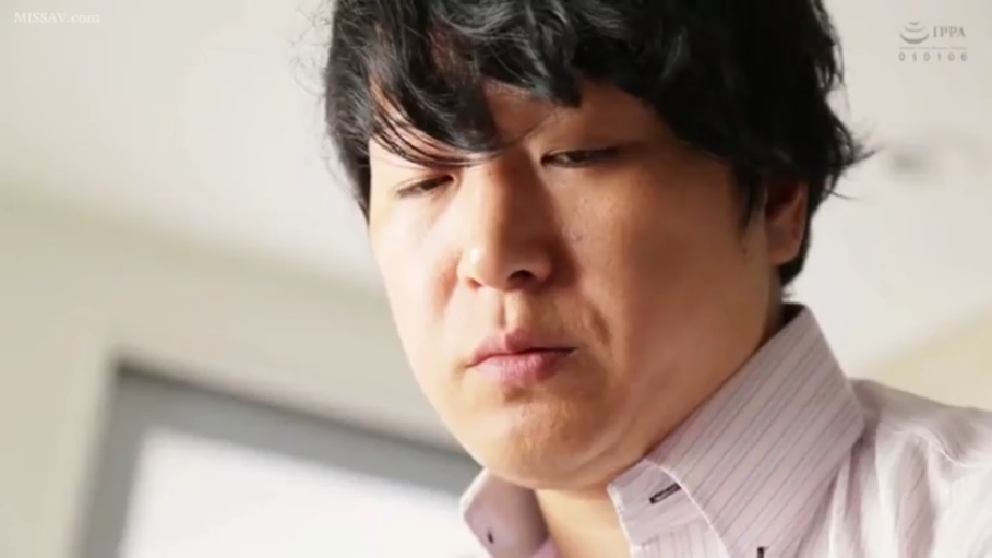 室内 · 低头 · 专注 · 脸部特写 · 条纹衬衫 · 观看 · 男优