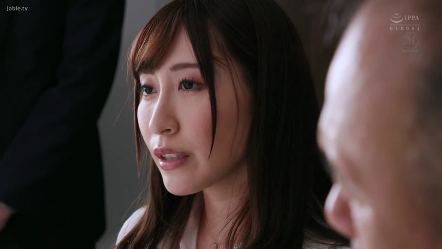 室内 · 坐姿 · 交谈 · 严肃 · 脸部特写 · 白衬衫 · 职场