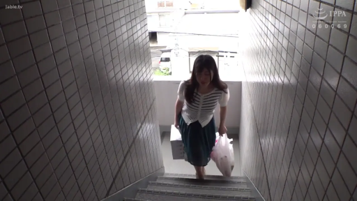 平静 · 头部特写 · 购物袋 · 条纹针织开衫 · 楼梯 · 瓷砖墙壁