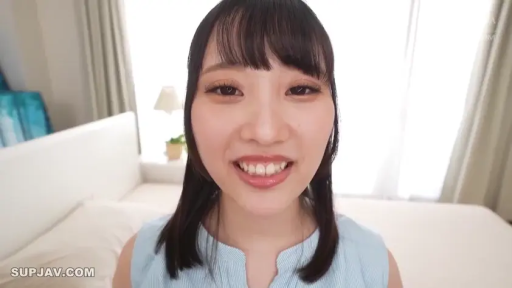 五官特写 · 卧室 · 开朗 · 浅蓝色无袖上衣