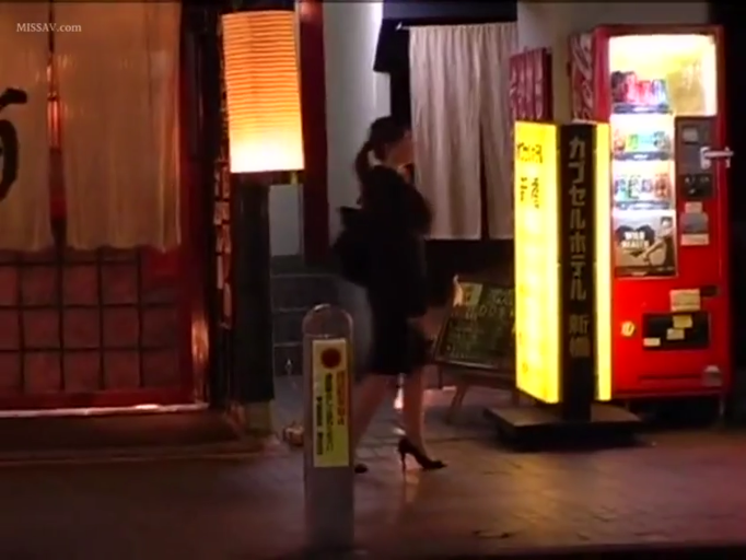 平静 · 黑色职业套装 · 店铺门口 · 提包
