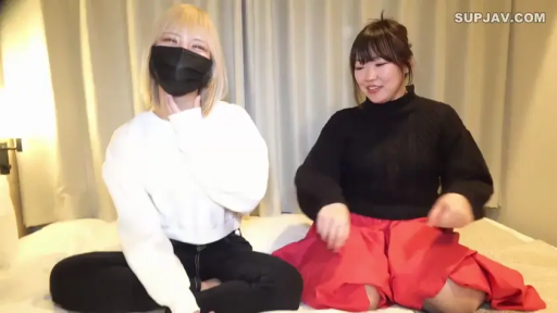 放松 · 口罩 · 酒店卧室 · 室内灯光 · 红色裙子 · 右侧女子半身特写