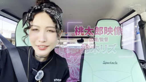 自然放松 · 头部特写 · 汽车内 · 黑色夹克 · 头巾 · 麦克风