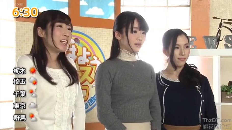 站立 · 微笑 · 交流 · 多人 · 针织衫 · 演播室 · 半身像 · 背景板