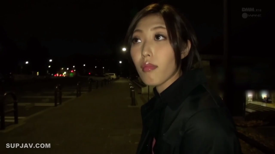 站立 · 凝视 · 头部特写 · 亚洲女性 · 户外街道 · 黑色夹克 · 噘嘴