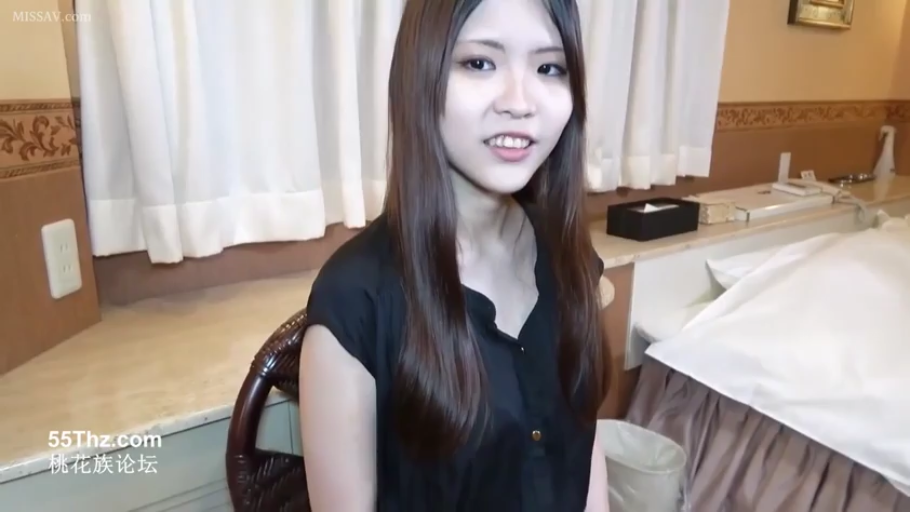上半身特写 · 微笑 · 酒店房间 · 黑色短袖衬衫 · 室内光线明亮