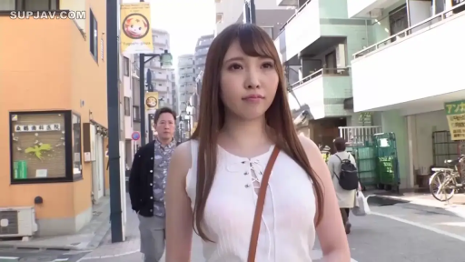 自然 · 半身 · 街道 · 行走 · 街头散步 · 白色无袖系带上衣