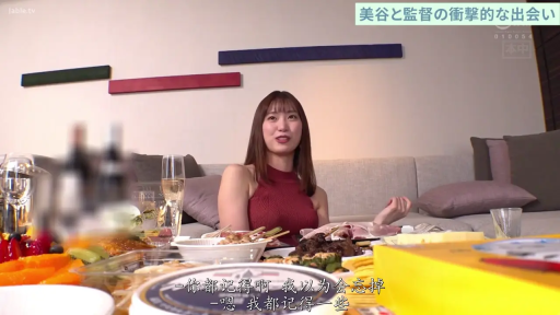 交谈中 · 客厅 · 酒杯 · 人物半身特写 · 红色挂脖无袖上衣