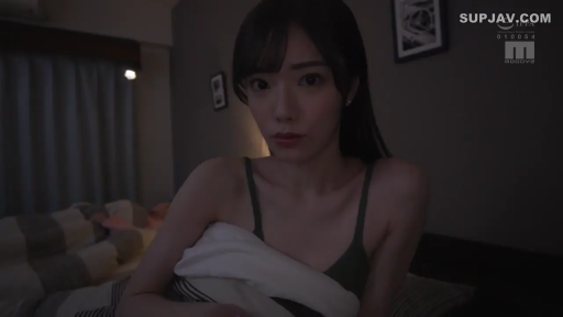上半身特写 · 酒店房间 · 注视 · 深色吊带背心