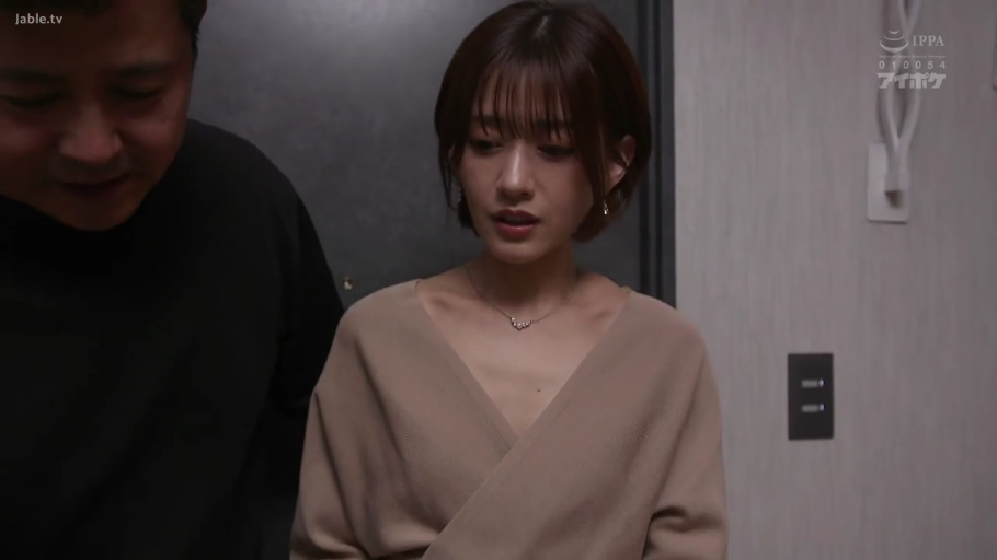 玄关 · 女性面部特写 · 眼神低垂 · 女性穿着V领棕色针织衫