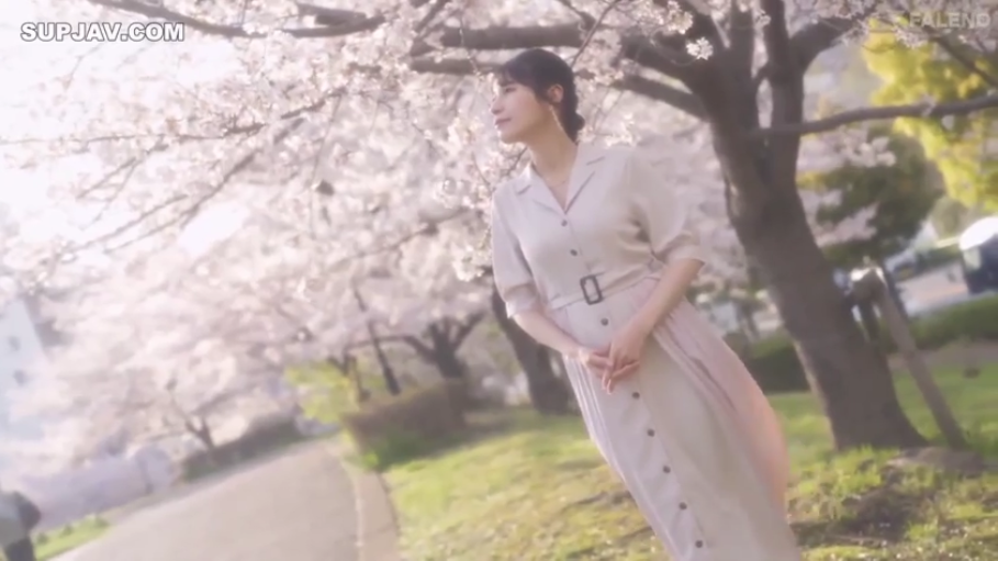 阳光明媚 · 神情恬静 · 樱花公园 · 人物半身特写 · 浅色系带长裙