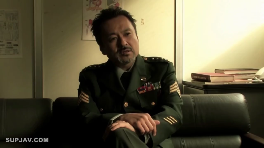 办公室 · 沉稳 · 面部特写 · 深绿色军装制服 · 军衔臂章