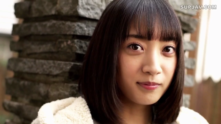 脸部特写 · 站立 · 微笑 · 户外 · 注视镜头 · 短发 · 白色毛绒外套