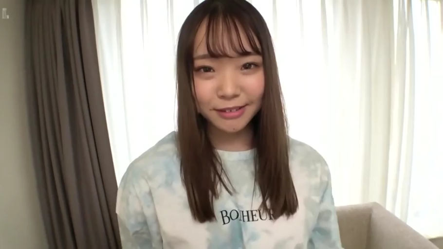 卧室 · 温柔 · 面部特写 · 浅色印花T恤