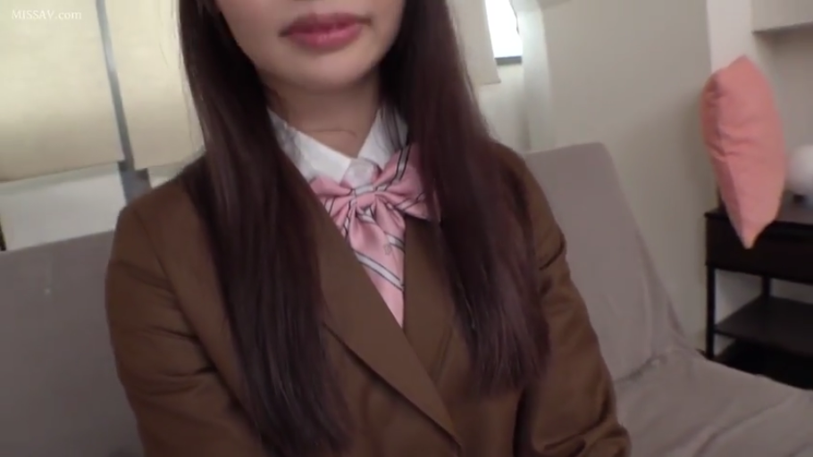 温柔 · 棕色制服外套 · 室内卧室 · 唇部特写