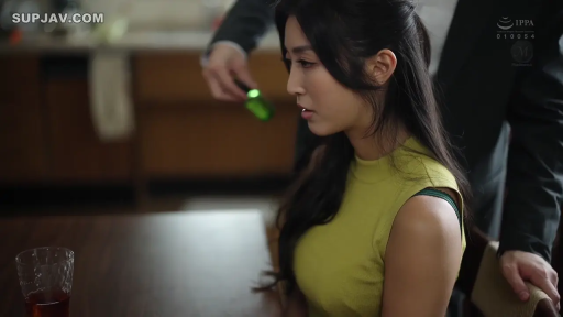 坐姿 · 迷离 · 室内餐厅 · 侧脸 · 剧情内容 · 黄色无袖上衣 · 闻药 · 小绿瓶