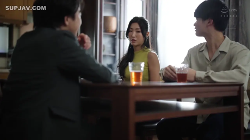 室内 · 坐姿 · 交谈 · 中景 · 酒杯 · 多人 · 冷淡 · 黄色无袖衫