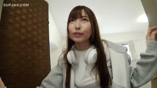 室内 · 站立 · 耳机 · 好奇 · 头部特写 · 灰色卫衣 · 窥视 · 邻家女孩