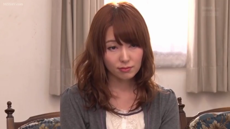 室内 · 坐姿 · 面部 · 忧郁 · 静坐 · 长发 · 灰色开衫