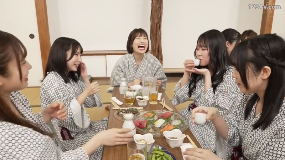 和室 · 中景 · 多人 · 笑容 · 浴衣 · 聚餐 · 酒具 · 围坐