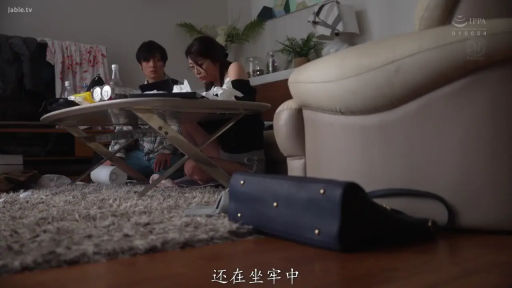若有所思 · 室内リビング · 纸巾 · 黑色露肩上衣 · 两人面部特写 · 混乱的桌面
