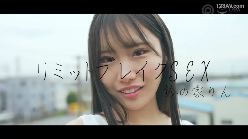 脸部特写 · 户外 · 注视镜头 · 白色无袖上衣 · 甜美微笑 · 日本AV · 正面站立