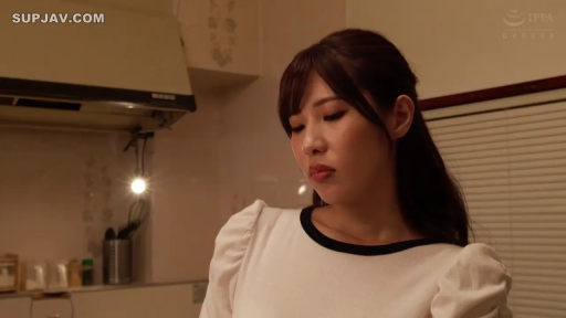 忧郁 · 站立 · 厨房 · 凝视 · 上半身 · 白色圆领上衣