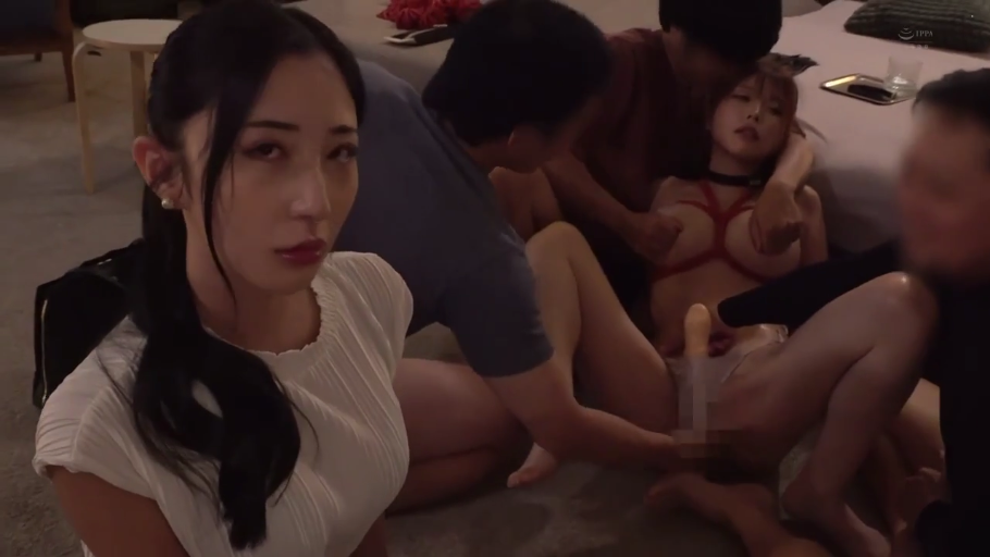 卧室 · 红色束缚带 · 红色束缚带 · 凌乱场面 · 多人玩弄 · 被假阳具玩弄的下体 · 被绑女子眼神迷离涣散