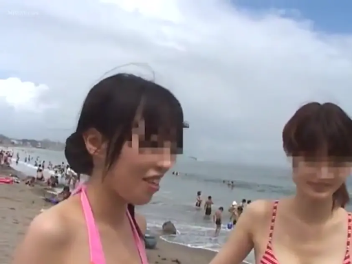 自然放松 · 海滩 · 红色条纹比基尼 · 背景有行人 · 人物半身特写