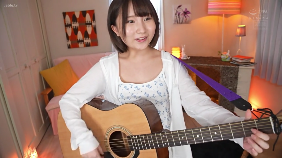 卧室 · 微笑 · 吉他琴颈特写 · 白色吊带上衣 · 吉他背带