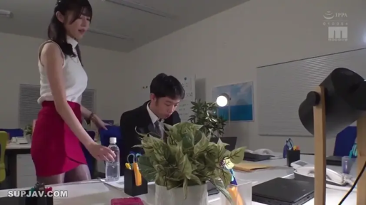 办公室 · OL装 · 办公桌 · 中景 · 站姿 · 平静 · 交流 · 职场