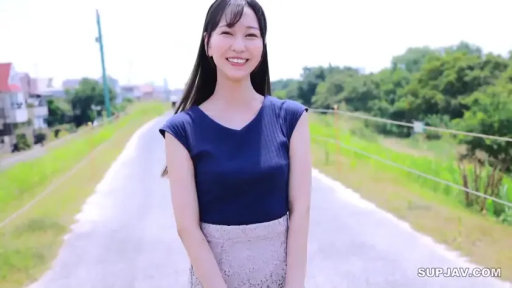 微笑 · 上半身中景 · 乡间小路 · 自然光 · 深蓝色短袖上衣