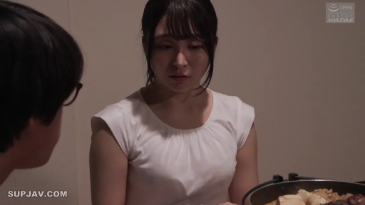 室内 · 坐姿 · 忧郁 · 中景 · 剧情 · 吃饭 · 白色无袖衫 · 火锅