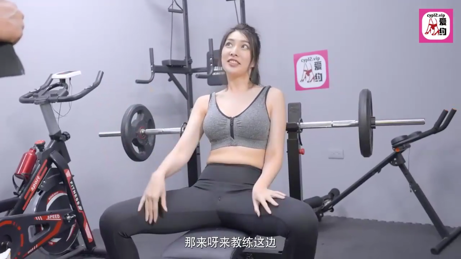 面部表情特写 · 健身房 · 健身器材 · 主动 · 画面带有水印 · 黑色紧身瑜伽裤